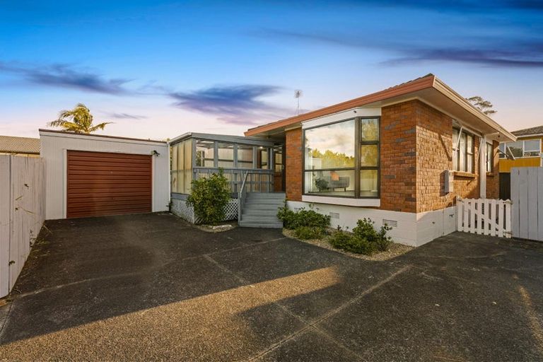 Photo of property in 1/3 Allington Road, Massey, Auckland, 0614