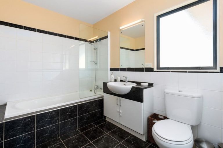 Photo of property in 11 Piriti Drive, Te Atatu Peninsula, Auckland, 0610