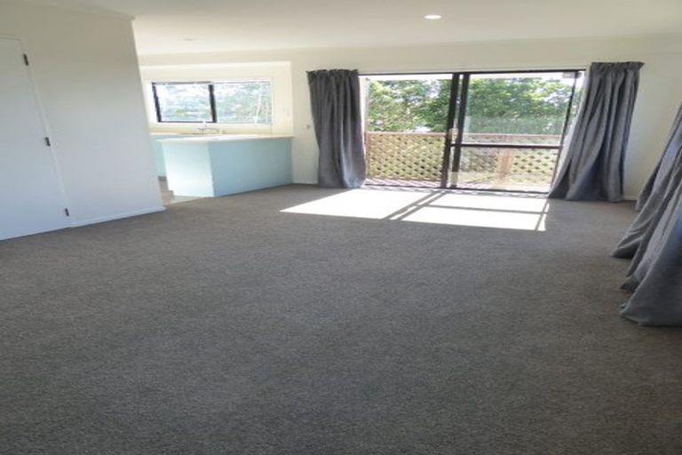 Photo of property in 14a Warrington Grove, Newlands, Wellington, 6037