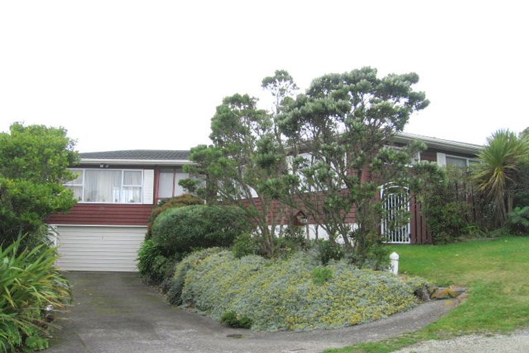 Photo of property in 31 Cheyne Walk, Newlands, Wellington, 6037