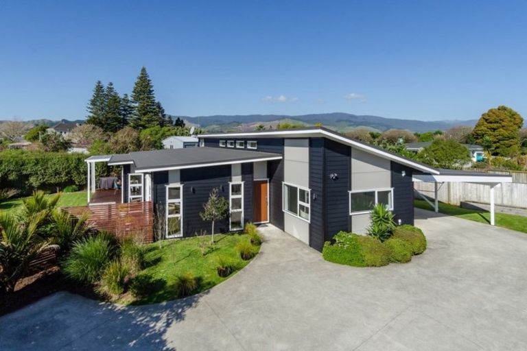 Photo of property in 10 Sue Avenue, Otaki, 5512