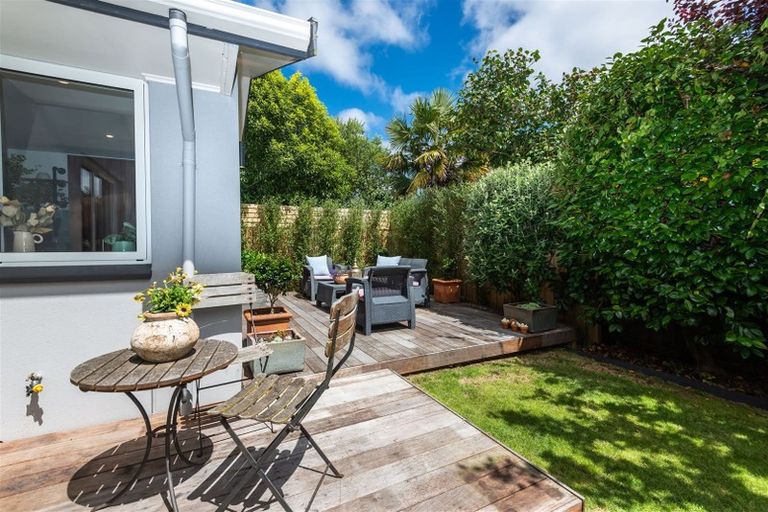 Photo of property in 2/10 Ladbrokes Place, Fendalton, Christchurch, 8052