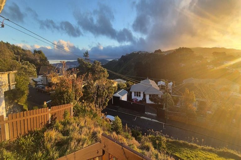 Photo of property in 11 Miles Crescent, Newlands, Wellington, 6037