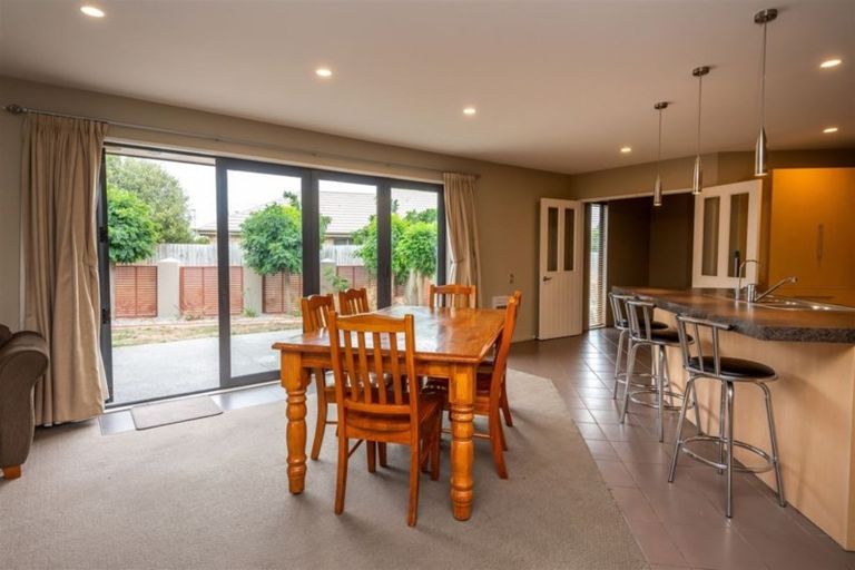 Photo of property in 25 Linkwater Way, Parklands, Christchurch, 8083