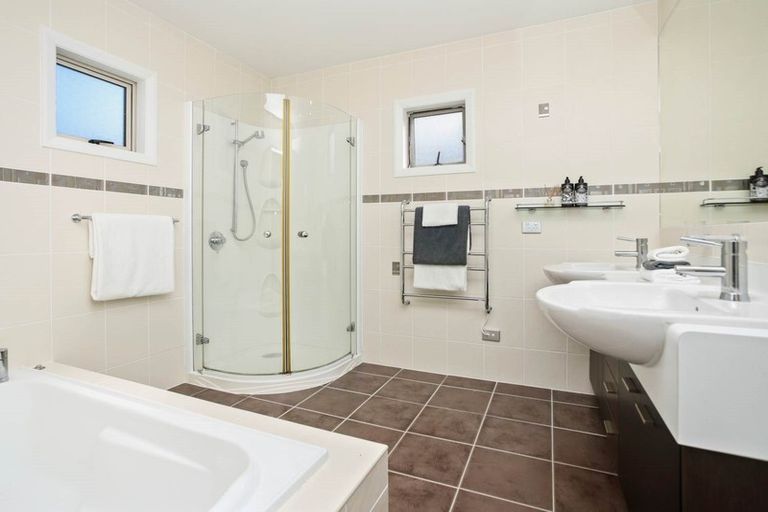 Photo of property in 51 Harbour View Road, Te Atatu Peninsula, Auckland, 0610