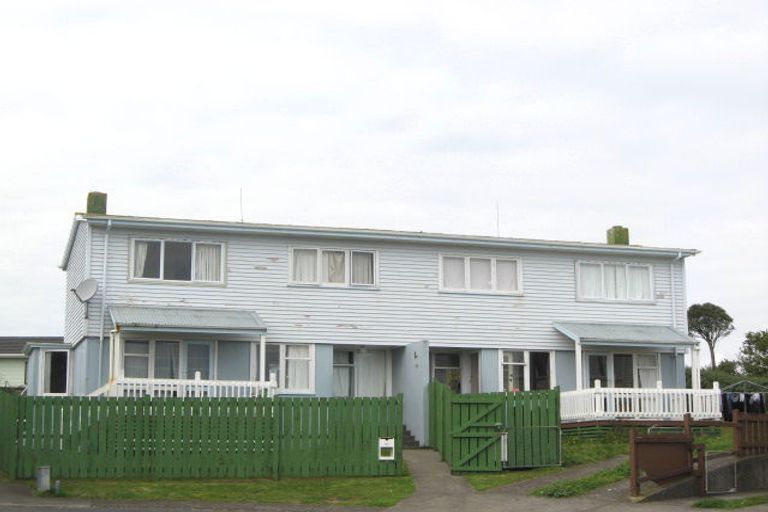 Photo of property in 14-16 Resolution Place, Marfell, New Plymouth, 4310