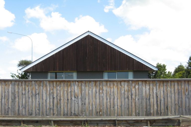 Photo of property in 1 Banks Place, Rangiora, 7400