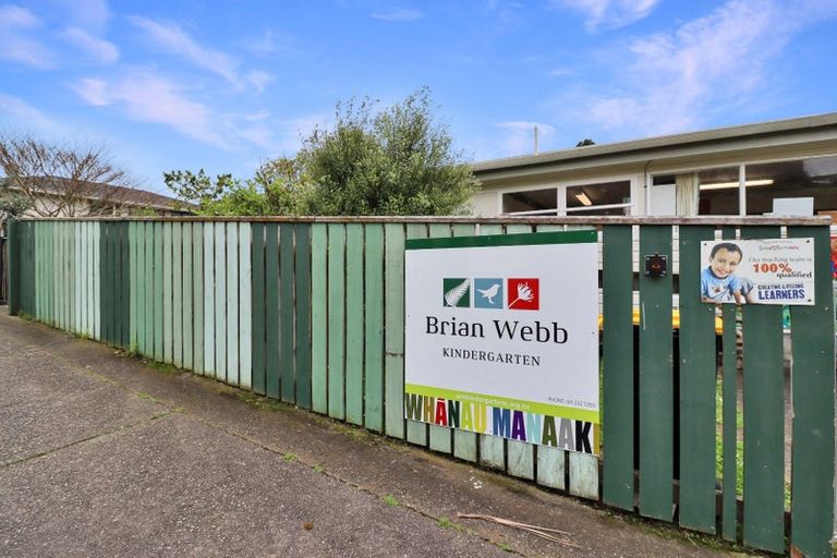 Photo of property in 32 Victory Crescent, Tawa, Wellington, 5028