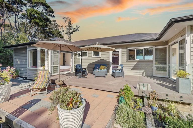 Photo of property in 127 Whangaparaoa Road, Red Beach, 0932