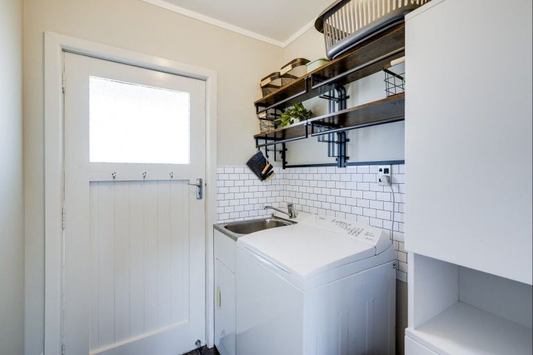 Photo of property in 43 Neeve Road, Taradale, Napier, 4112