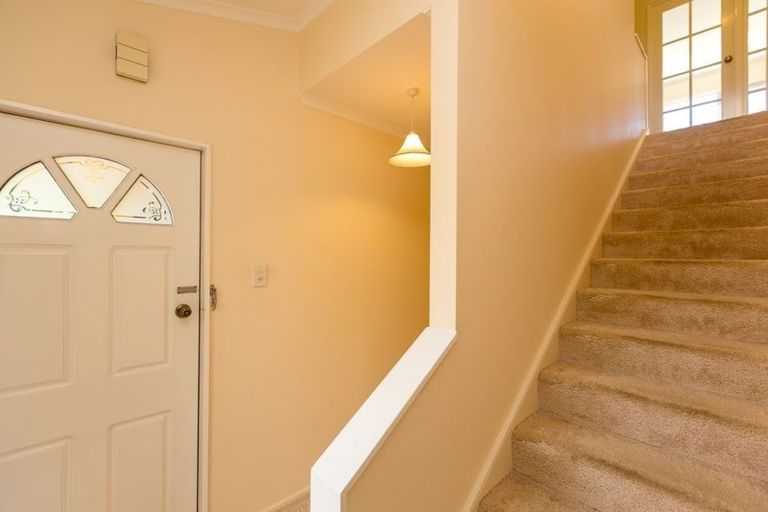 Photo of property in 12 Sequoia Grove, Merrilands, New Plymouth, 4312