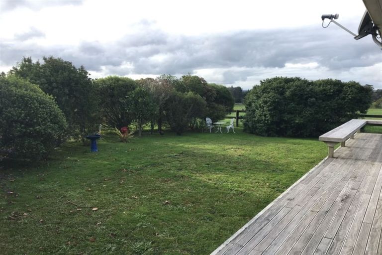 Photo of property in 679 Waitakere Road, Kumeu, 0891