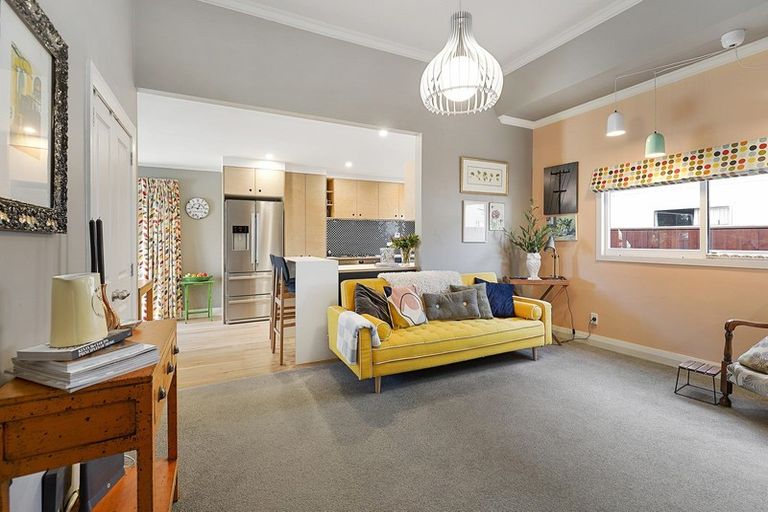 Photo of property in 42 Derwent Street, Island Bay, Wellington, 6023