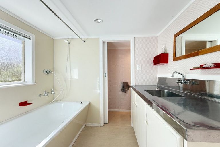 Photo of property in 97 Northland Road, Northland, Wellington, 6012