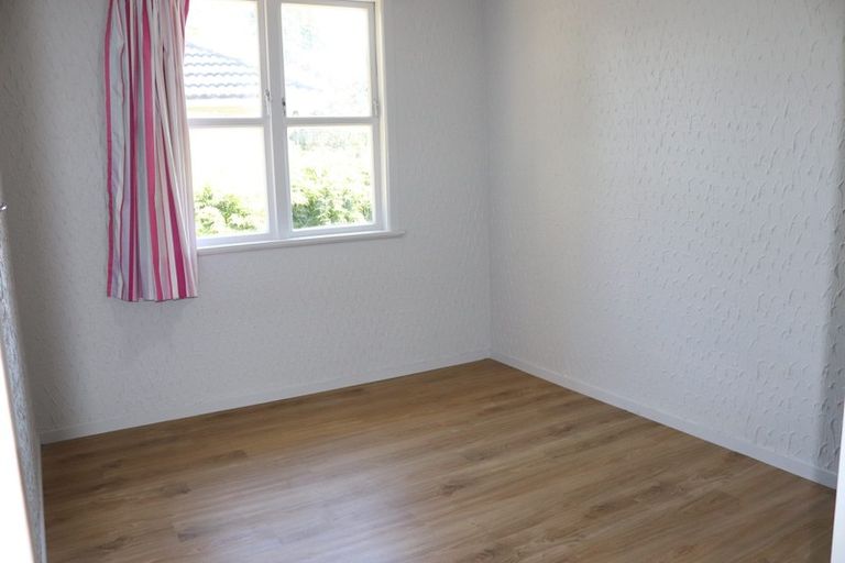 Photo of property in 10 Ingleby Place, Kelston, Auckland, 0602