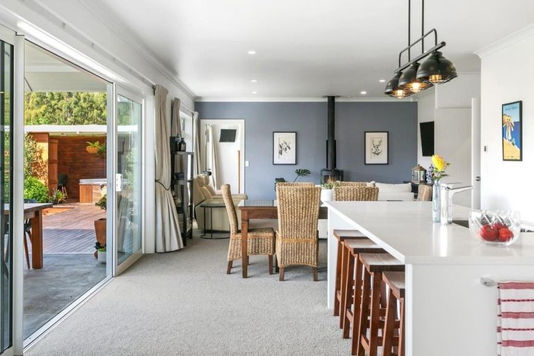 Photo of property in 98 Loch Views Road, Acacia Bay, Taupo, 3385