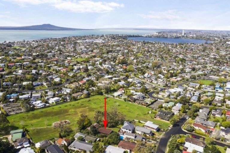 Photo of property in 1/56 Knightsbridge Drive, Forrest Hill, Auckland, 0620