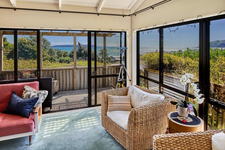 Photo of property in 20 Grays Road, Plimmerton, Porirua, 5026