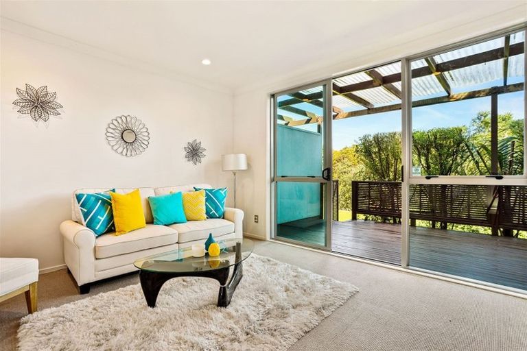 Photo of property in 9l Clearwater Cove, West Harbour, Auckland, 0618