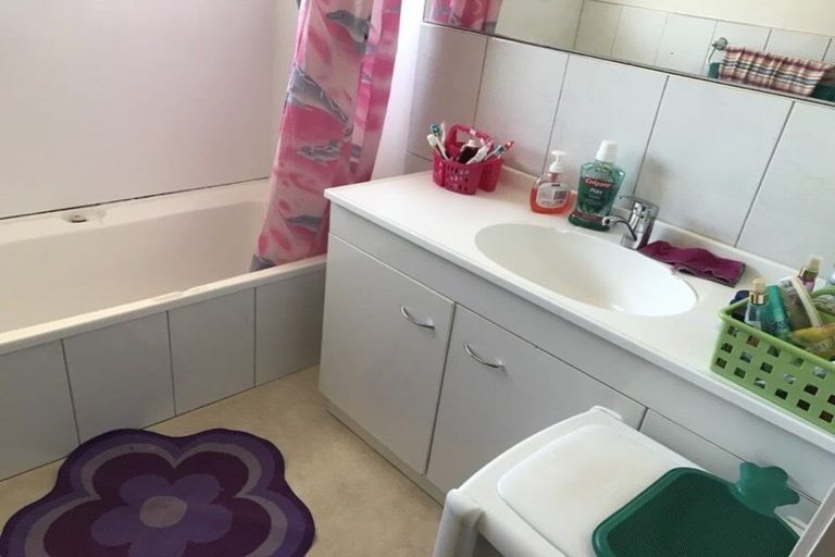 Photo of property in 2/6 Sunshine Place, Papakura, 2110