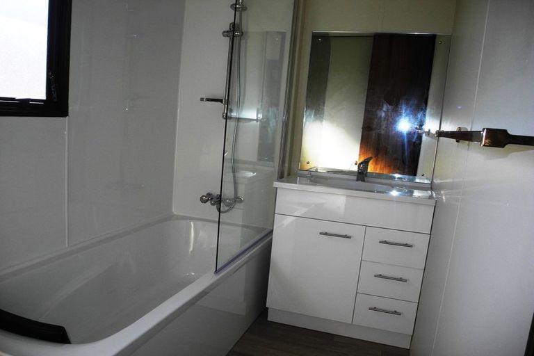 Photo of property in 1/5 Compass Place, Te Atatu Peninsula, Auckland, 0610