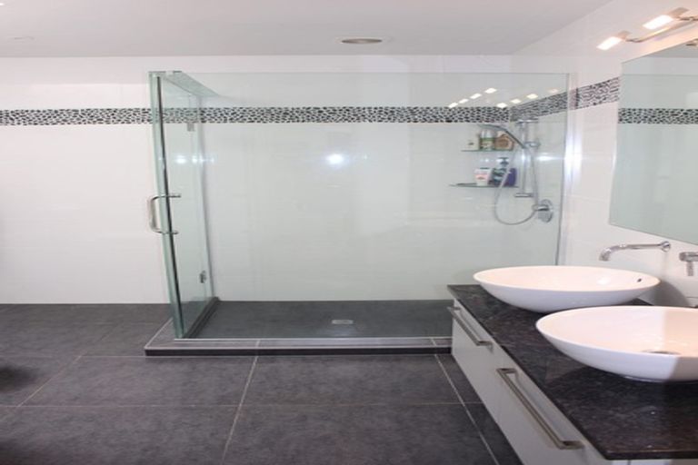 Photo of property in 2/12 Belle Vue Avenue, Northcote Point, Auckland, 0627