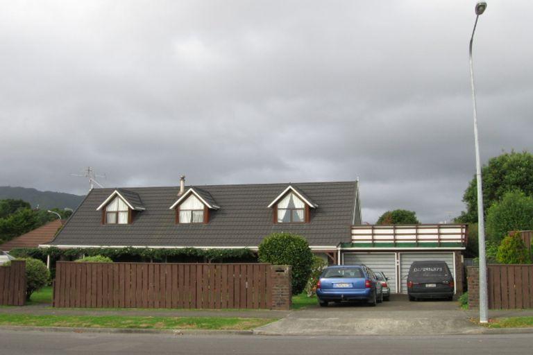Photo of property in 33 Walton Avenue, Waikanae, 5036