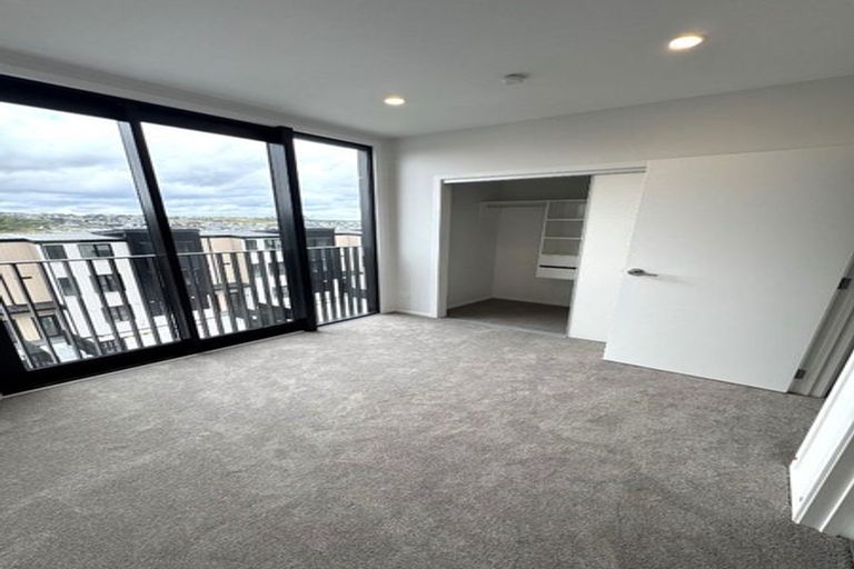 Photo of property in 9/19 Windlass Street, Long Bay, Auckland, 0630