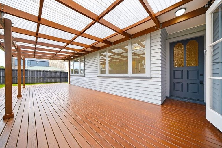 Photo of property in 102 Taikata Road, Te Atatu Peninsula, Auckland, 0610