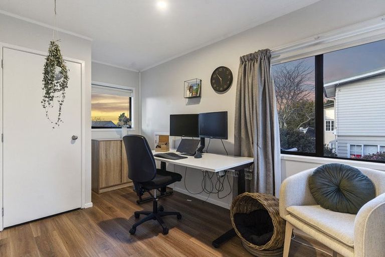 Photo of property in 6 Liston Crescent, Cockle Bay, Auckland, 2014