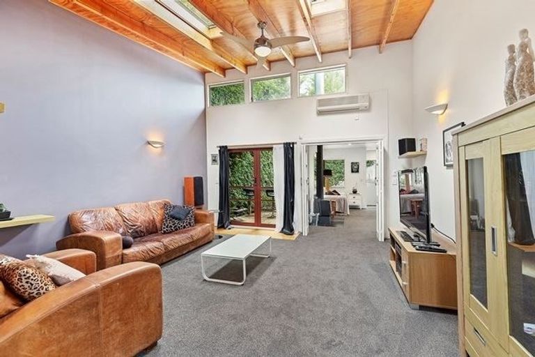 Photo of property in 8a Cullen Place, Tawa, Wellington, 5028