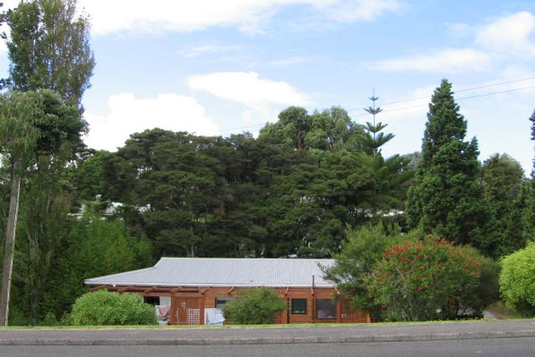 Photo of property in 8 Avonleigh Road, Green Bay, Auckland, 0604