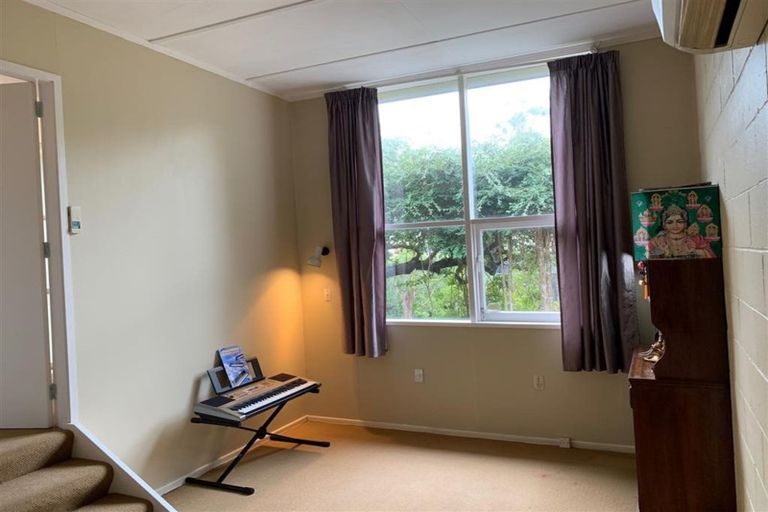 Photo of property in 15 Goddard Grove, Churton Park, Wellington, 6037