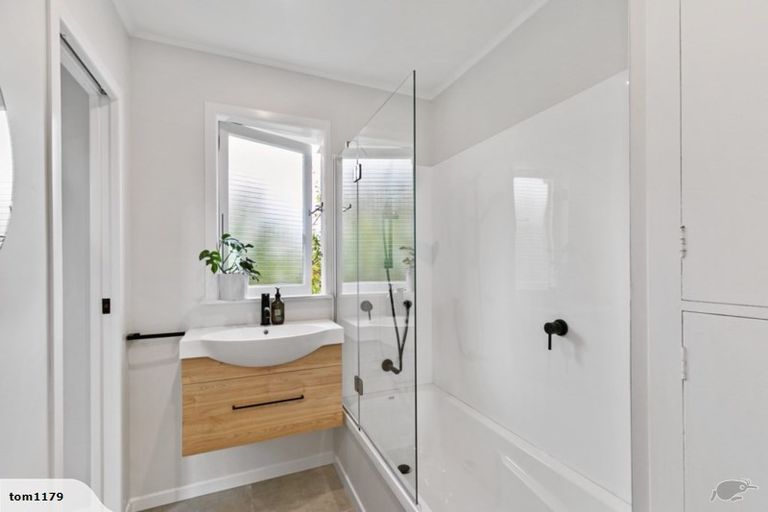 Photo of property in 15 Kokiri Street, Te Atatu South, Auckland, 0610