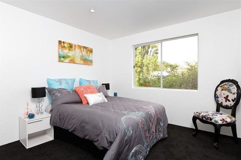 Photo of property in 2/7 Alston Avenue, Kelston, Auckland, 0602