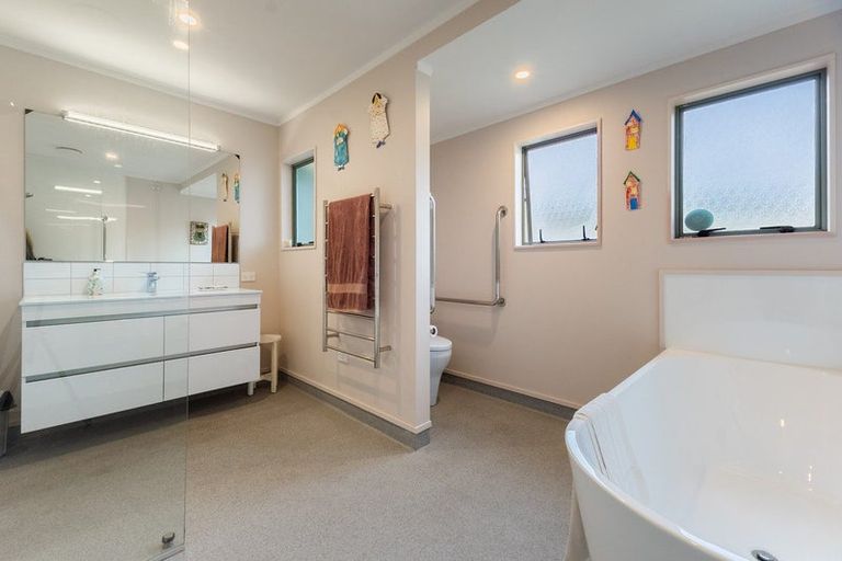 Photo of property in 29 Cranbrook Grove, Waikanae, 5036