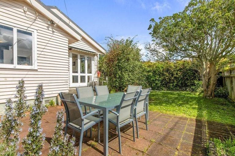 Photo of property in 298 East Coast Road, Forrest Hill, Auckland, 0620