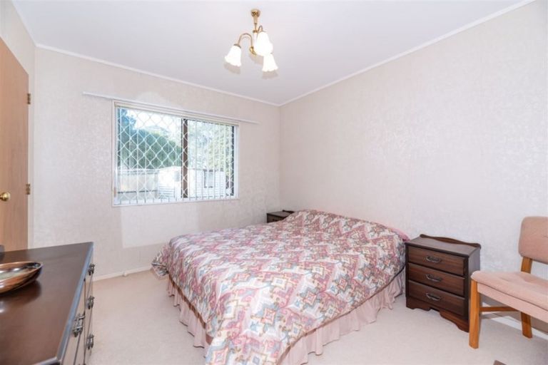 Photo of property in 2 Bosnyak Drive, Te Atatu South, Auckland, 0610
