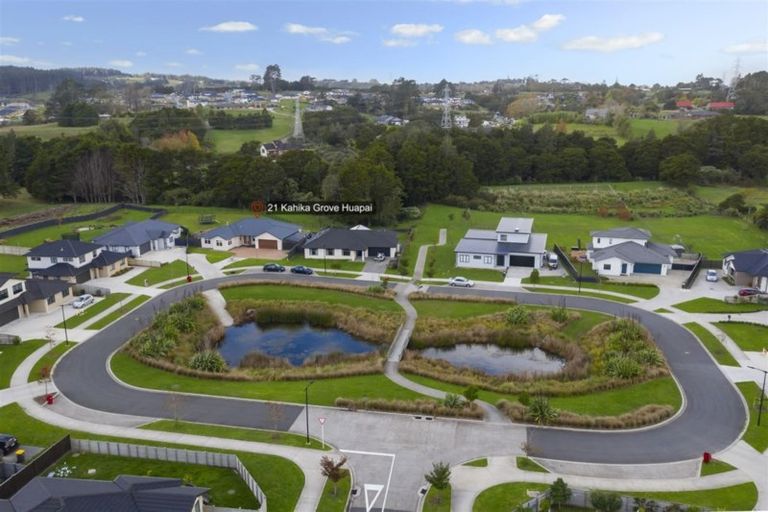 Photo of property in 21 Kahika Grove, Huapai, Kumeu, 0810