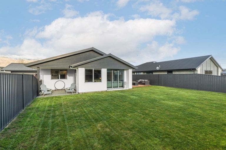 Photo of property in 72 Stratford Drive, Mount Pisa, Cromwell, 9383