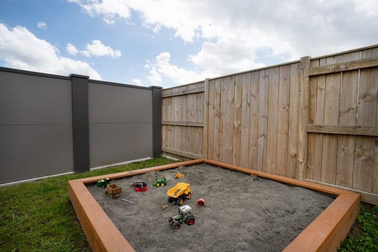 Photo of property in 76 Johnstone Drive, Fitzherbert, Palmerston North, 4410