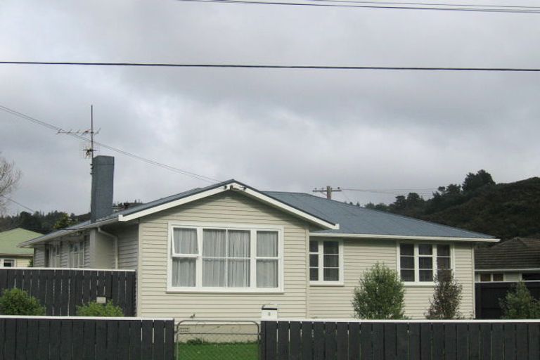Photo of property in 5 Richard Grove, Stokes Valley, Lower Hutt, 5019