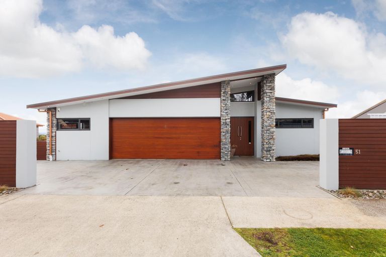 Photo of property in 51 Ruapehu Drive, Fitzherbert, Palmerston North, 4410