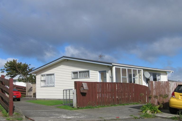 Photo of property in 13a Colchester Crescent, Newlands, Wellington, 6037