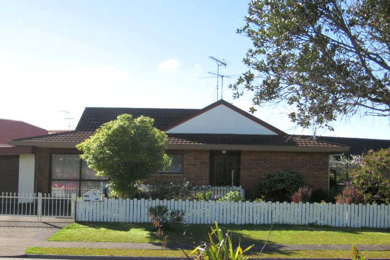 Photo of property in 2/99 Riverside Road, Orewa, 0931