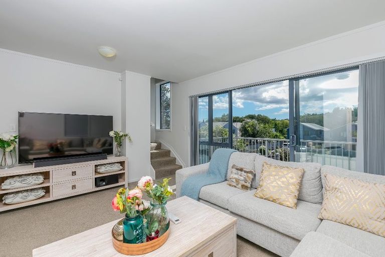 Photo of property in 3/5 John Jennings Drive, Oteha, Auckland, 0632