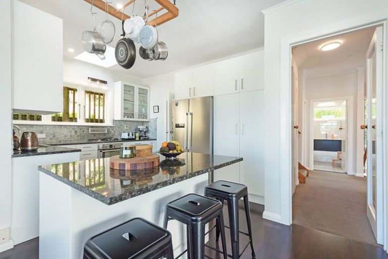 Photo of property in 115 Breaker Bay Road, Breaker Bay, Wellington, 6022