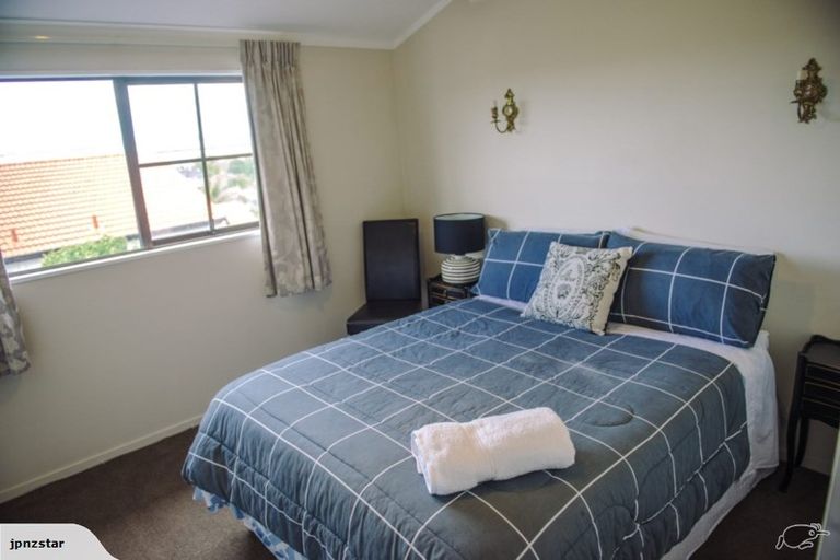 Photo of property in 2 Clearwater Cove, West Harbour, Auckland, 0618