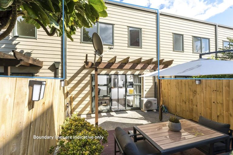 Photo of property in 11/17 Harbour View Road, Te Atatu Peninsula, Auckland, 0610
