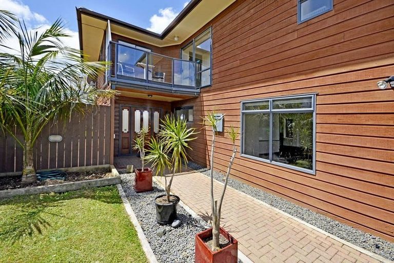 Photo of property in 20 Geoffrey Road, Torbay, Auckland, 0630